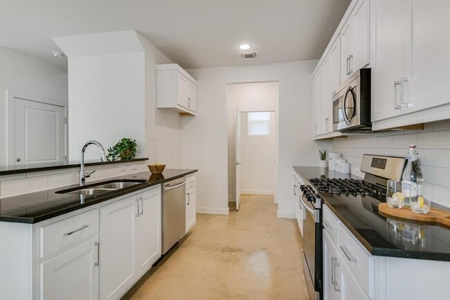 Building Photo - 1916 Bunche Rd