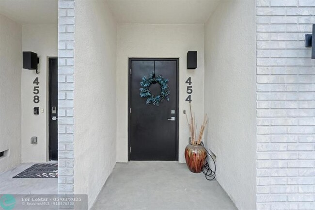 Building Photo - 454 SE 1st Cir