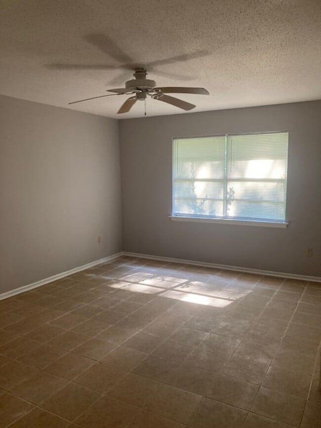 Building Photo - Moss Point 3 Bedroom