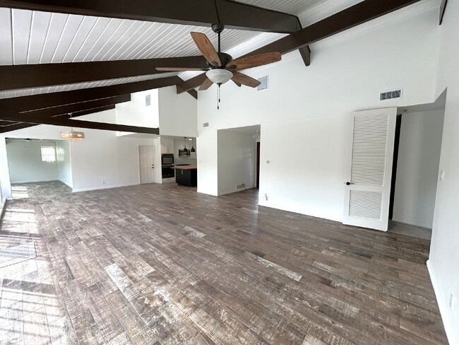 Building Photo - "Discover Your Dream Home: Spacious 3-Bed,...