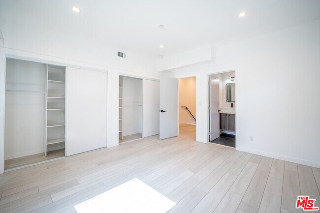 Building Photo - 246 N Dillon St