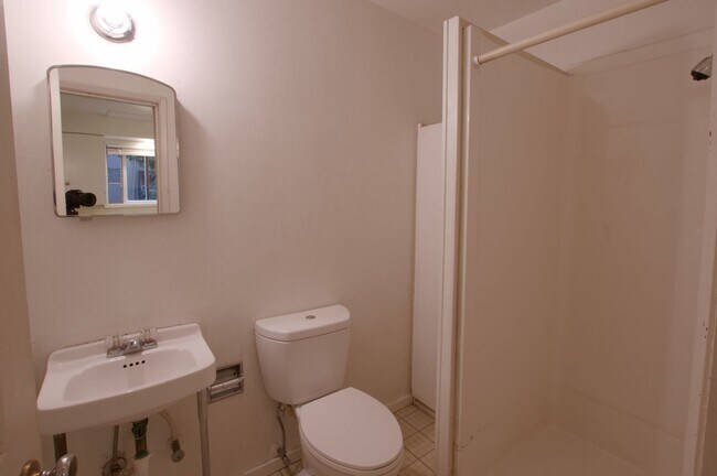 Building Photo - 2 & 4 Bedroom Apartments with Classic Charm & Bay View