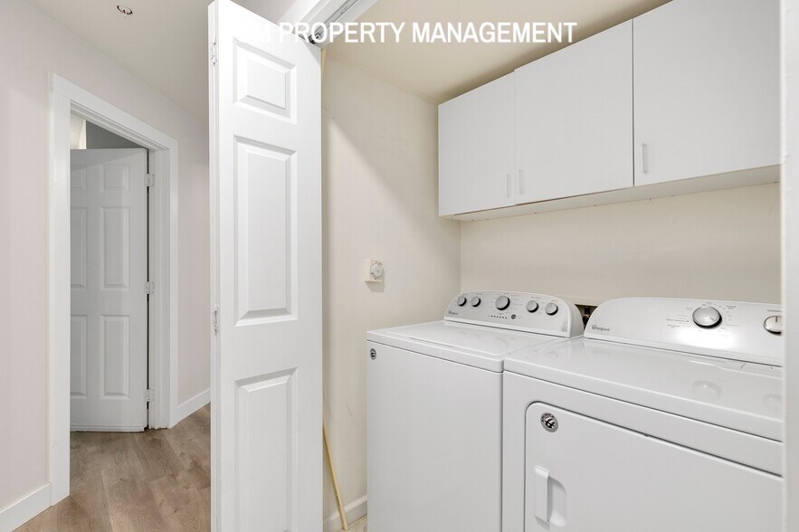 Building Photo - 18501 SE Newport Way