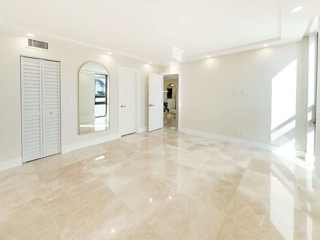 Building Photo - 4800 Bayview Dr