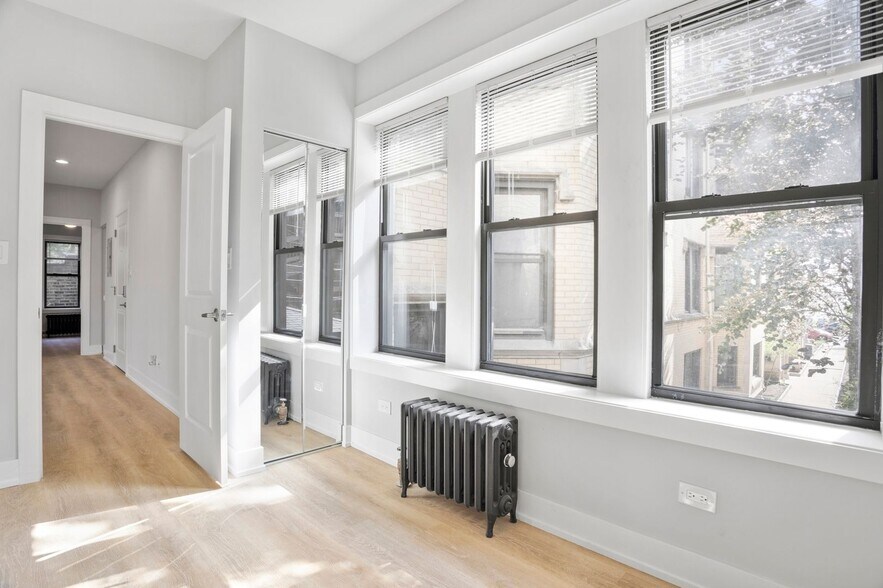 Building Photo - 7510 N Eastlake Ter