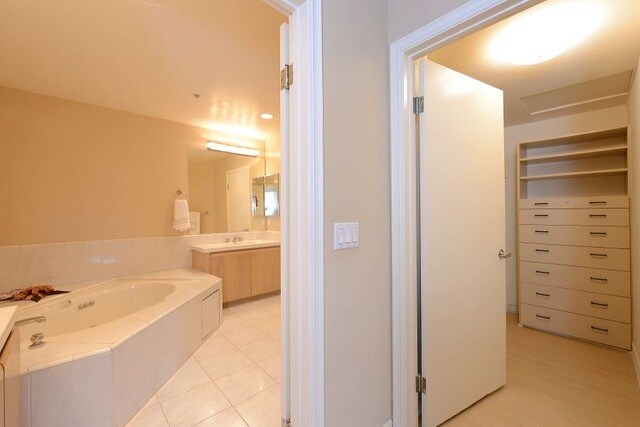 Building Photo - 117 N Gale Dr