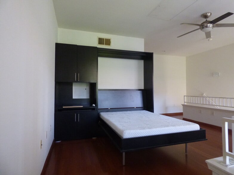 Loft with new mattress - 301 W G St