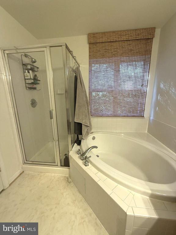 Building Photo - 8596 Wyngate Manor Ct