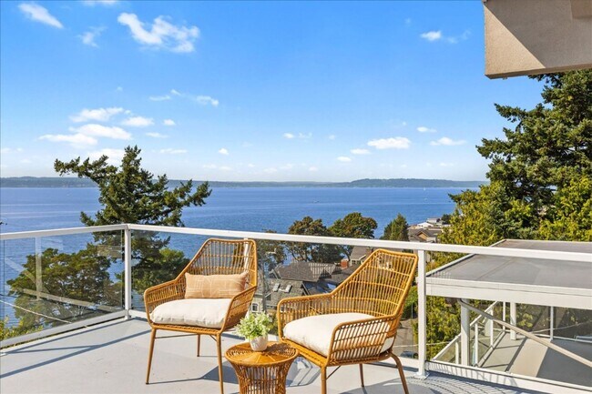 Building Photo - 5Bd/3.5Ba Shoreline House
