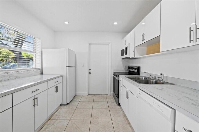Building Photo - 583 NW 17th Pl