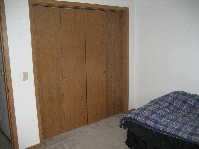 Building Photo - 1 bedroom, 1 bath Condo on Iowa City's wes...