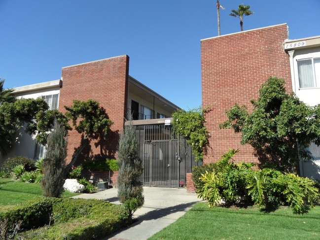 Building Photo - Vanowen Street Apartments