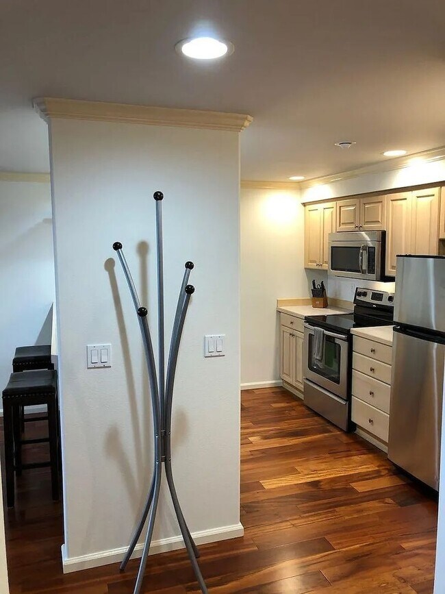 Building Photo - Fresh & Contemporary 1 bed, 1 bath with la...