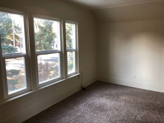 Building Photo - Adorable 3bed/1.5bath Home Close to School...