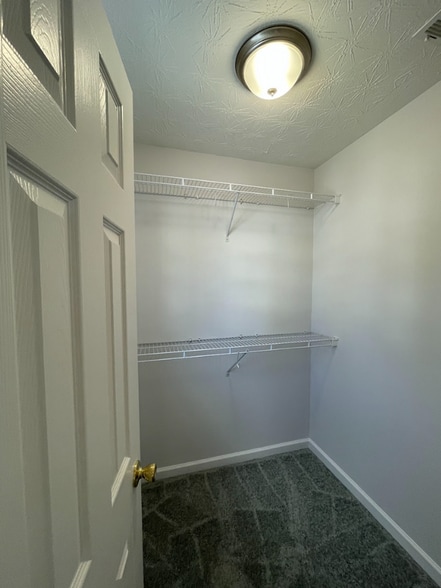 Building Photo - 660 Kenridge Way