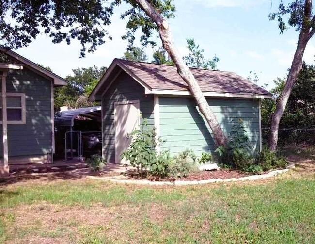 Building Photo - 1704 S College St