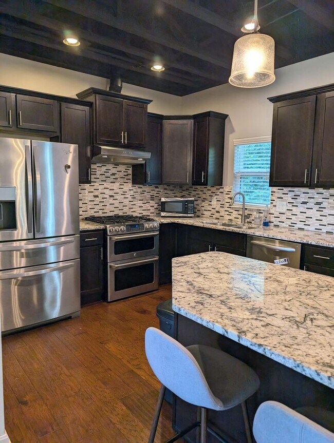 Building Photo - AVAILABLE NOW! Luxurious and Modern 3-4 Bedroom / 3.5 Bath Townhome in the Twin Lakes Community!