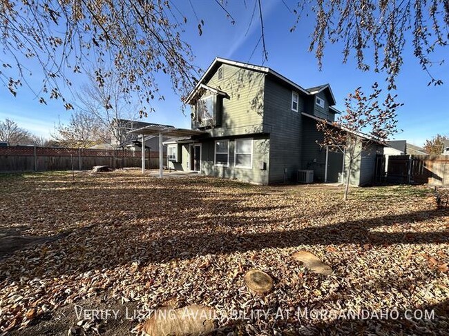 Building Photo - Fully Fenced Backyard, Two Living Rooms, A...