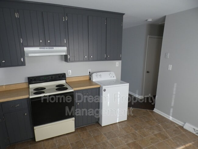 Building Photo - 1823 Meadow Dr