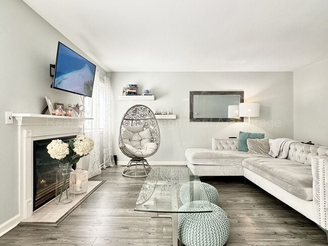 Building Photo - Beautifully Updated 2-Bedroom Townhouse w/...