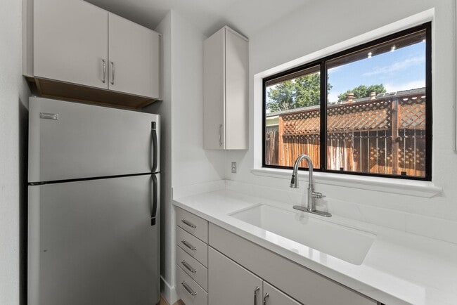 Building Photo - 145 Summerset Dr