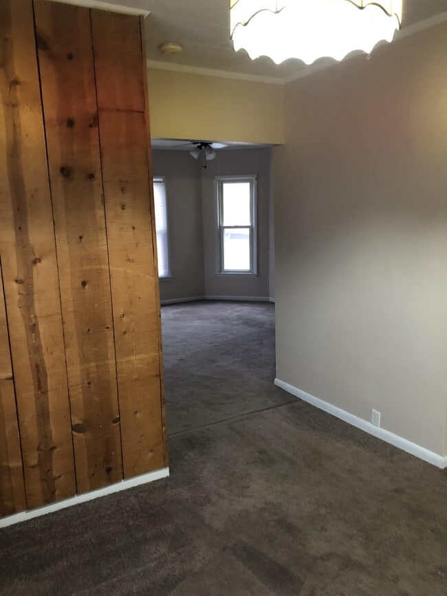 Building Photo - 629 Maple Ave