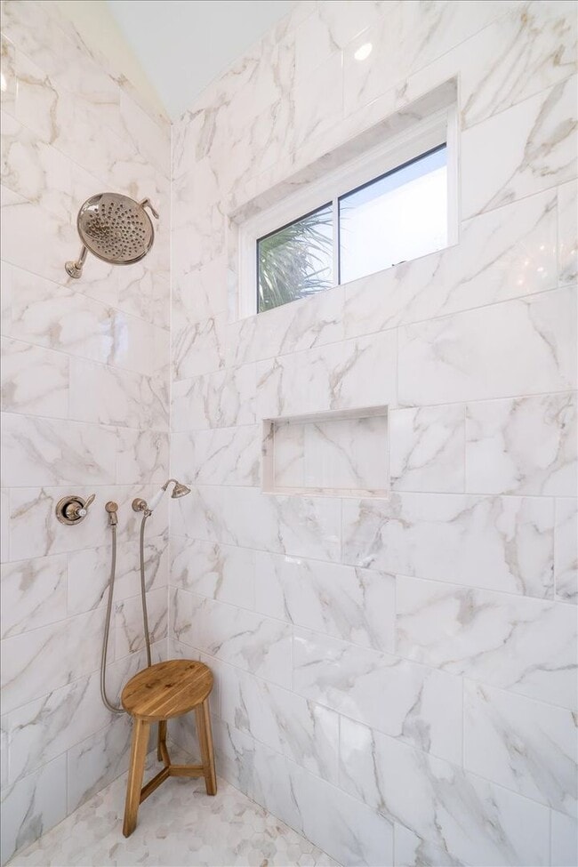 Building Photo - Fully Furnished Home In The Groves