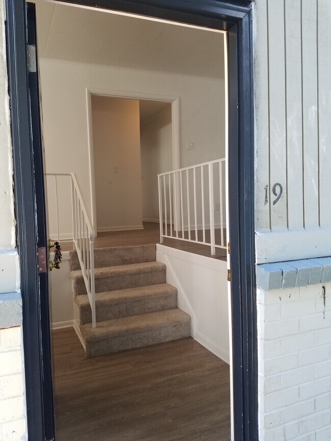 Main Entryway - 1200 Craigmont Dr