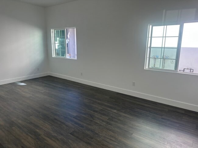 Building Photo - 10859 Nettleton St