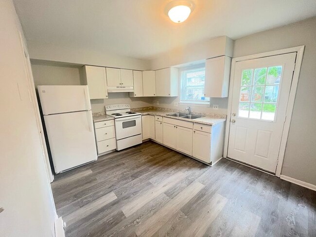 Building Photo - BEAUTIFUL TWO BEDROOM 1.5 BATHROOM APARTME...