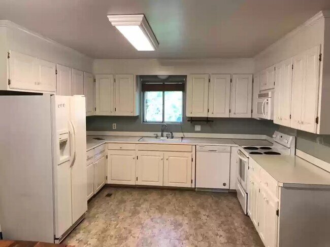 Building Photo - 418 Longest Rd