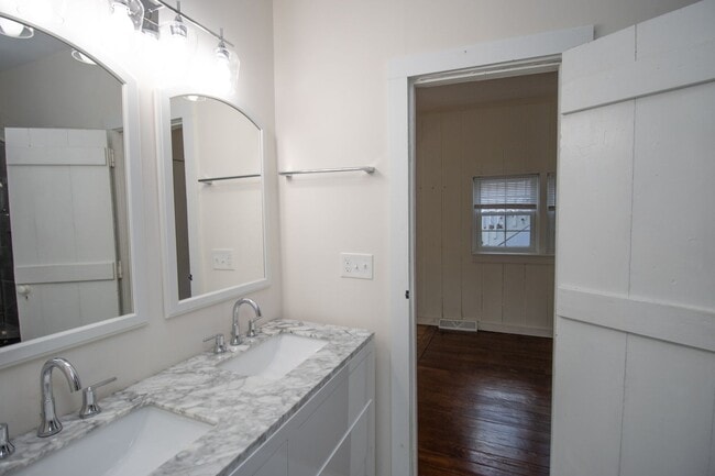 Building Photo - 3 Bedroom, 2.5 Bathroom in Shandon - The F...