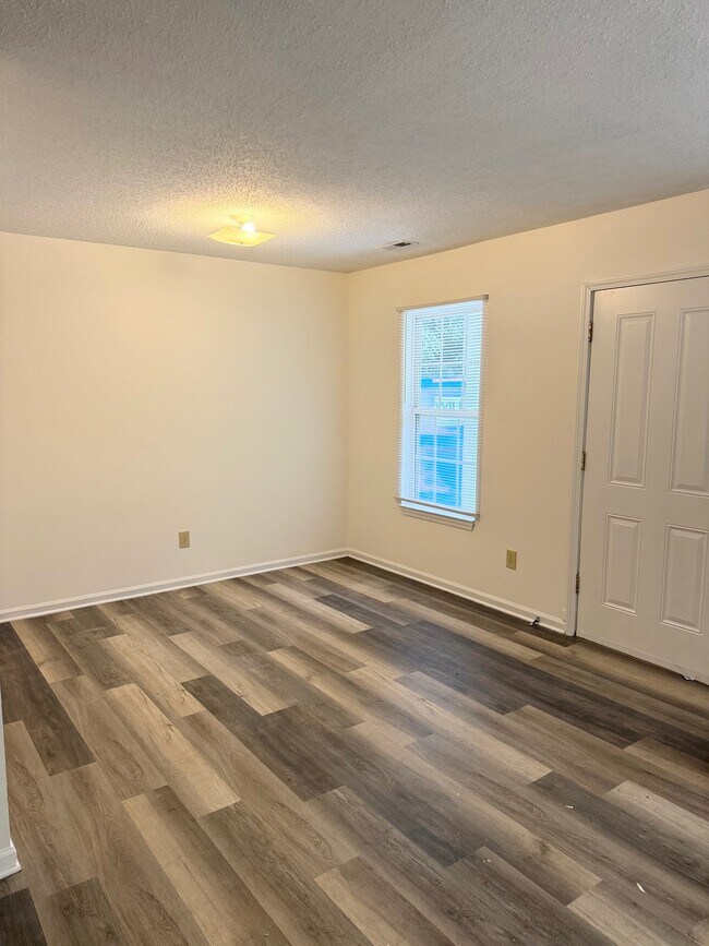 Building Photo - 1208 W Walnut Ave