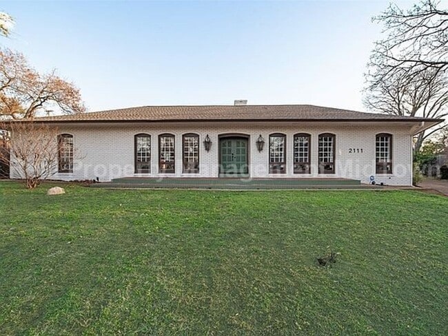 Building Photo - Stunning 4-Bedroom Retreat with Designer T...