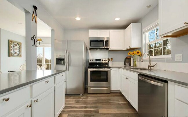 Building Photo - 1300 W Stuart St