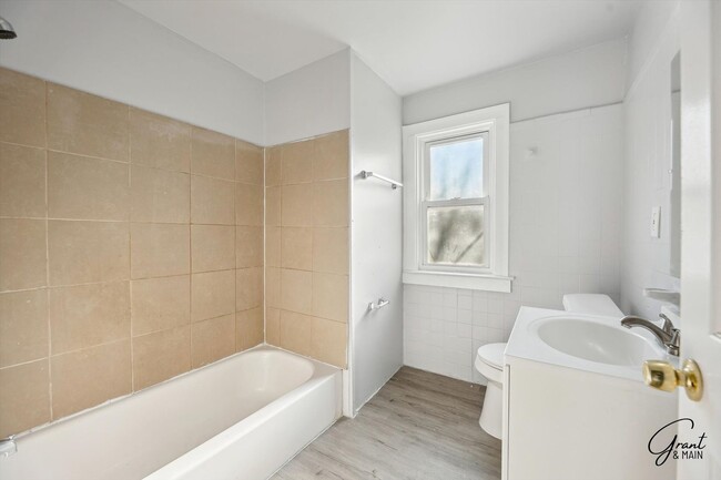 Building Photo - 3 bedroom 2 bath $1375