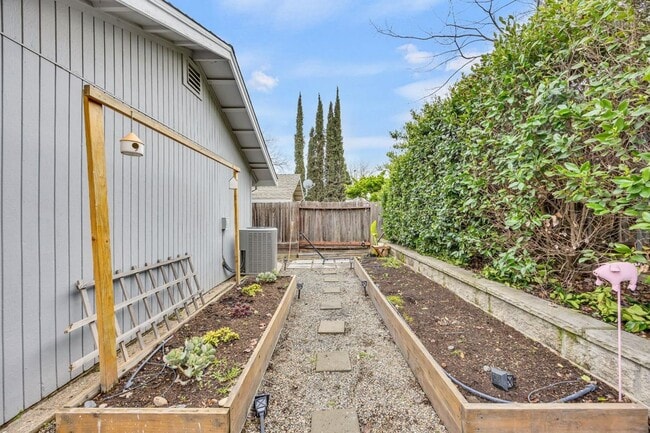 Building Photo - Adorable 3 bedroom 2 bath home