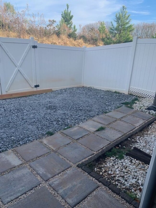 Building Photo - Townhouse