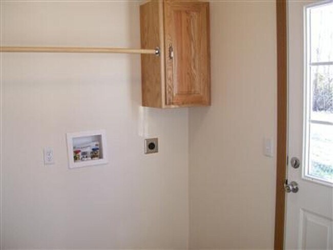 Building Photo - 2 Bedroom | 1 Bathroom | 1000 square feet,...