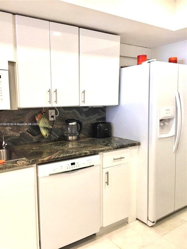Building Photo - 1301 NE Miami Gardens Dr