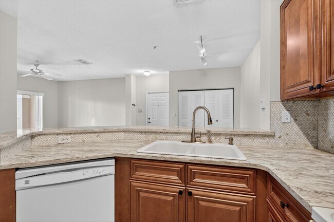 Building Photo - 625 Fairway Dr