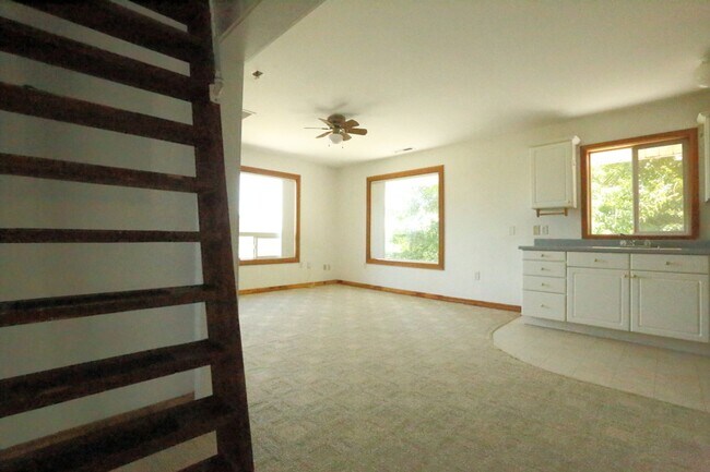 Building Photo - Spacious upper 3-bedroom unit with 2 full ...