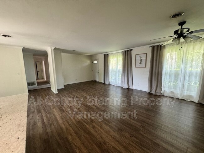 Building Photo - 353 SE Olustee Ave