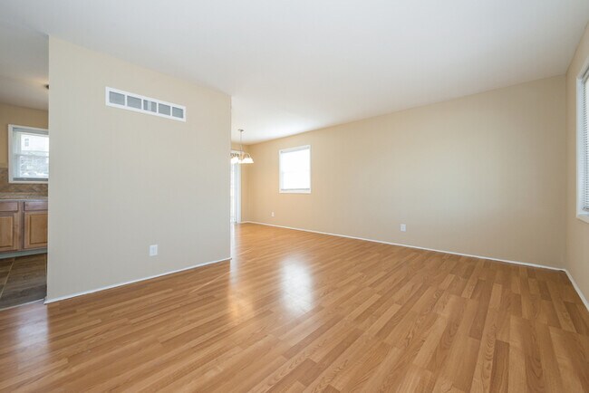 Building Photo - Beautiful 3BD Home Near Worlds of Fun!