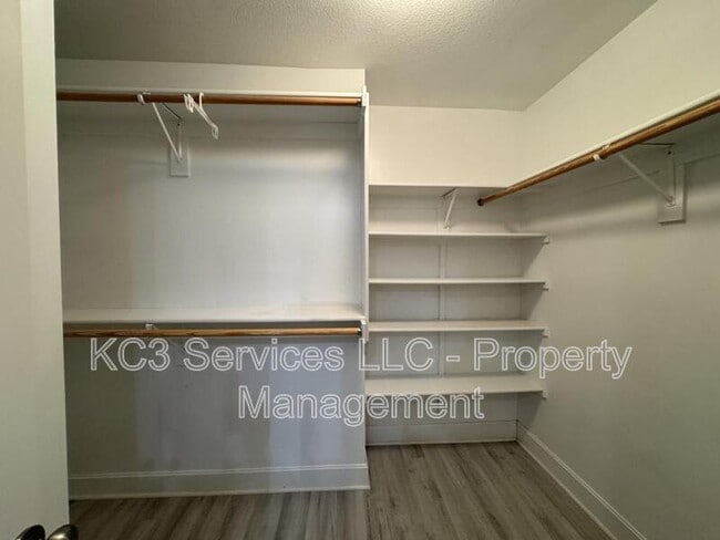 Building Photo - 9326 N Robinhood Ave