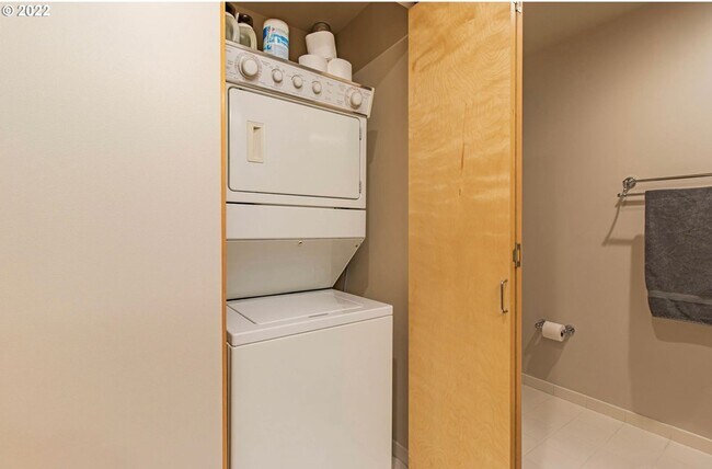 Building Photo - Pinnacle Condominiums - Pearl District ope...