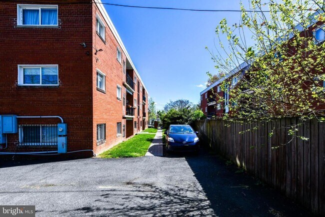 Building Photo - 1386 Bryant St NE