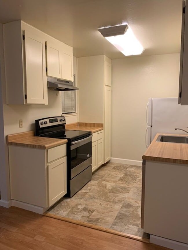 Building Photo - Great 1 Bedroom, 1 Bath second level Golden Oaks Condo in Monterey