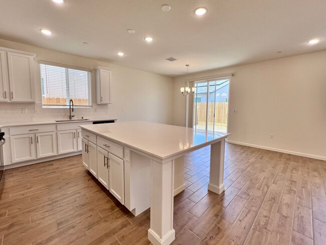 Building Photo - $2,550 Armstrong & Olive, 3 Bedroom - E. W...