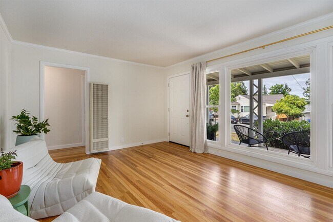 Building Photo - Alta Heights Beautifully Renovated Cottage
